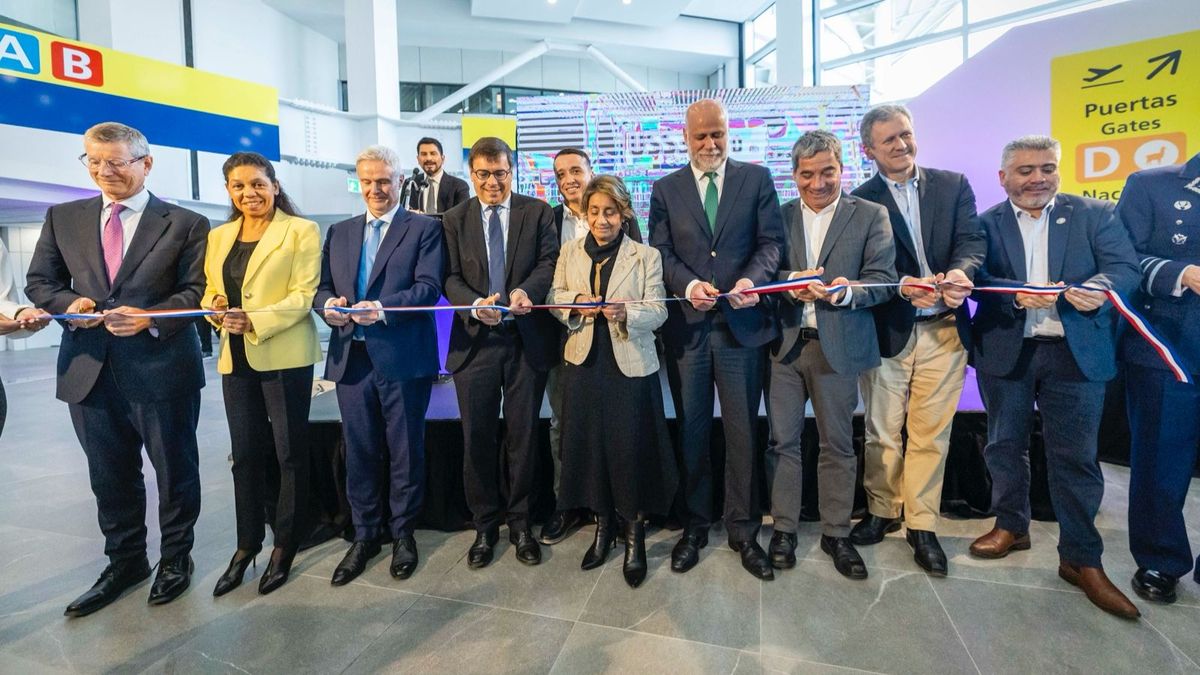 Autoridades y ejecutivos de Nuevo Pudahuel encabezaron la ceremonia de inauguración del Terminal Nacional del Aeropuerto de Santiago.&nbsp;