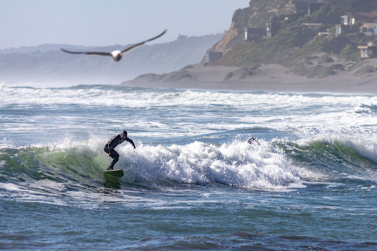 Descubre las mejores playas para empezar en el surf en Chile