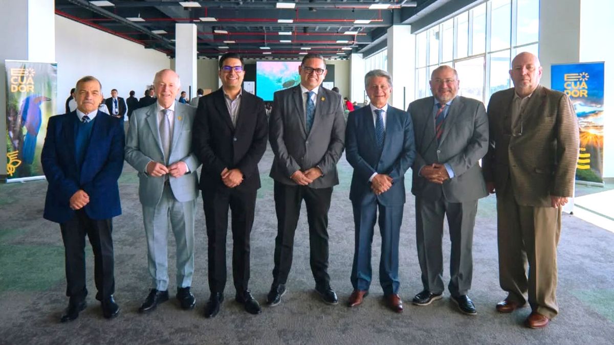 El evento de rendición de cuentas contó con la presencia de representantes de los gremios del turismo. En el centro Mateo Estrella, ministro de Turismo. 