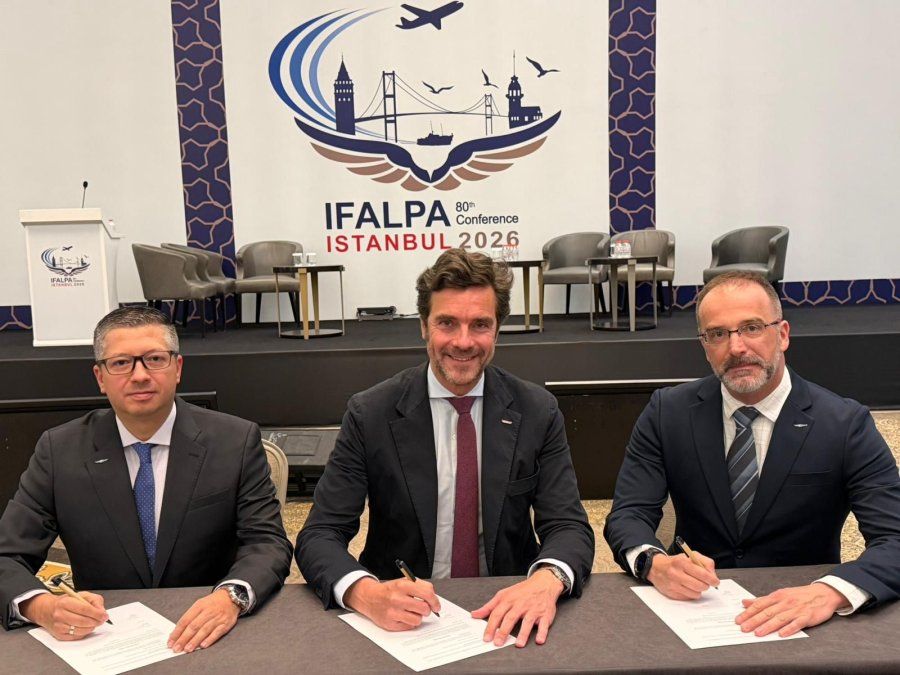 Juan Esteban Zúñiga, director de Asuntos Internacionales de ACDAC; Fernando Miragaya, presidente del SEPLA; y, Diego Barrionuevo, director de Asuntos Internacionales de SNA, durante la firma del acuerdo para crear la Asociación de Sindicatos de Pilotos del Grupo Abra.