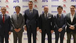 Los directivos de Dorak Holding y de HIS Hotel Holdings en el corte de la cinta inaugural.