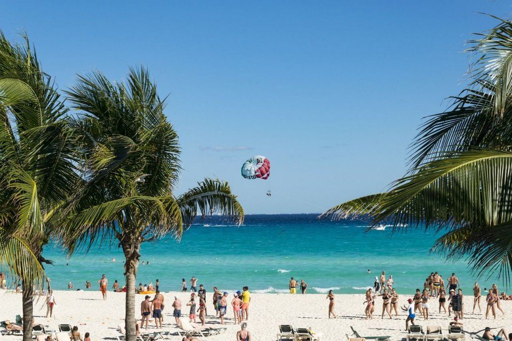 Con el 46.4% de la entrada de turistas internacionales al país por vía aérea durante en los primeros nueve meses del 2023, Cancún es el principal punto de entrada al país por esta vía.