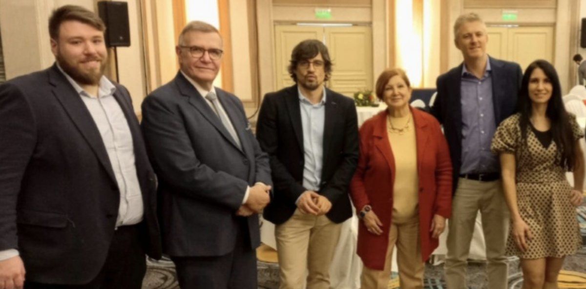 Representantes de Turespaña, Aeromundo y Europamundo en un evento en Montevideo.