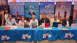 Jorge Castillo (Courtyard), Alvio Alvarez (Barceló), Sigmar Willems (Red Sail), Milton Donofrio (Hilton Aruba), Marta Norteña (Palm tours), Jessica Lara y Susan Zevallos de la Oficina Turismo de Aruba.