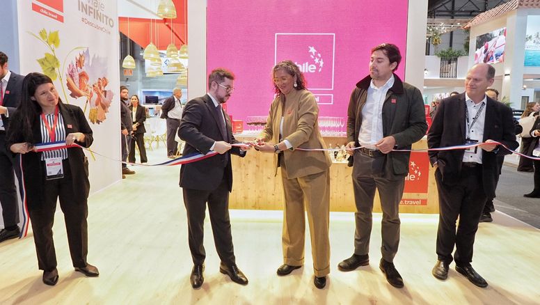Javier Velasco, embajador de Chile en España; y Verónica Pardo, subsecretaria de Turismo, cortaron la cinta en la inauguración del stand de Chile en Fitur 2025.