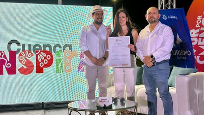 Lorena Guillén, directora de la Fundación Municipal Turismo para Cuenca, con autoridades de Manta.