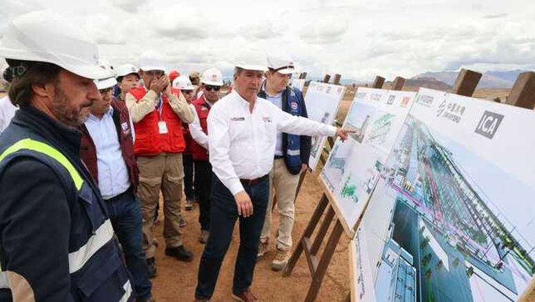 El titular del MTC Raul Perez Reyes supervisando el avance de las obras en Chinchero.