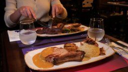 El parque temático alberga una diversidad de restaurantes, cafeterías y puestos de snacks que permiten a los visitantes degustar desde platos internacionales hasta deliciosas golosinas inspiradas en el mundo Disney.