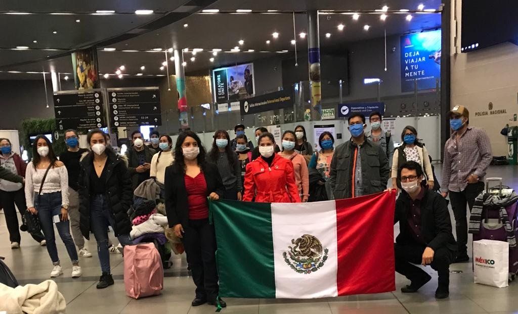 Grupo de mexicanos repatriados por la SRE