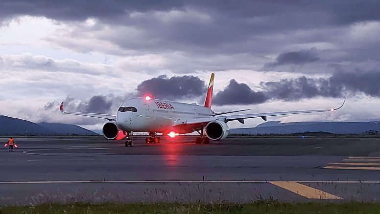 Avion de Iberia aterrizando en el Aeropuerto Internacional Mariscal Sucre de Quito