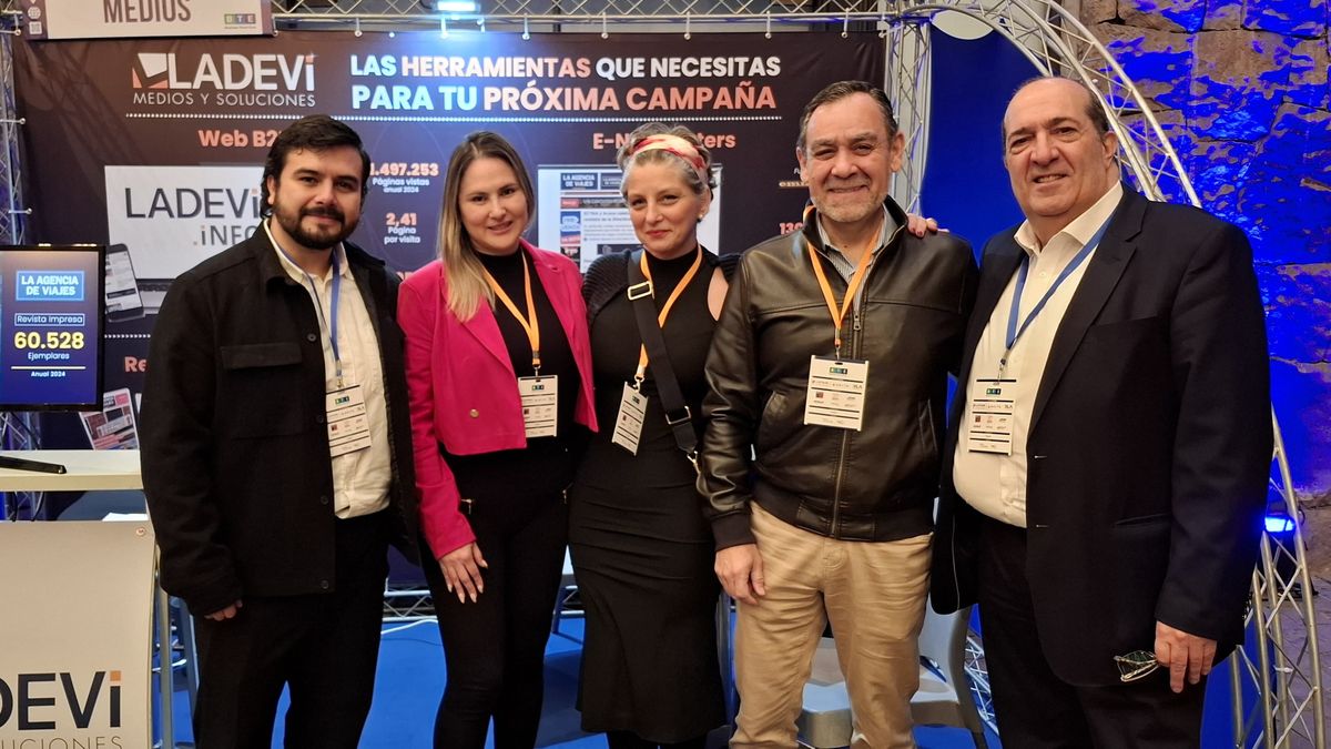 Equipo de Universal Assistance en el stand de Ladevi. 