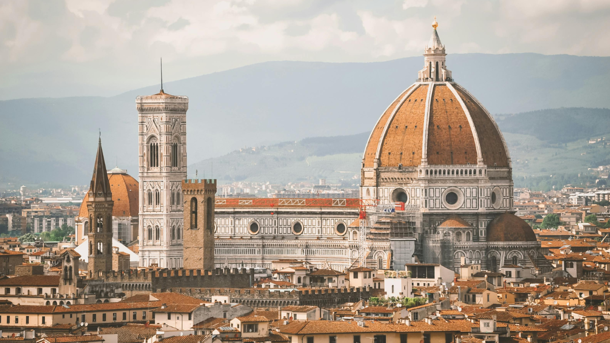 Explora otras ciudades de Italia contratando un paquete turístico.