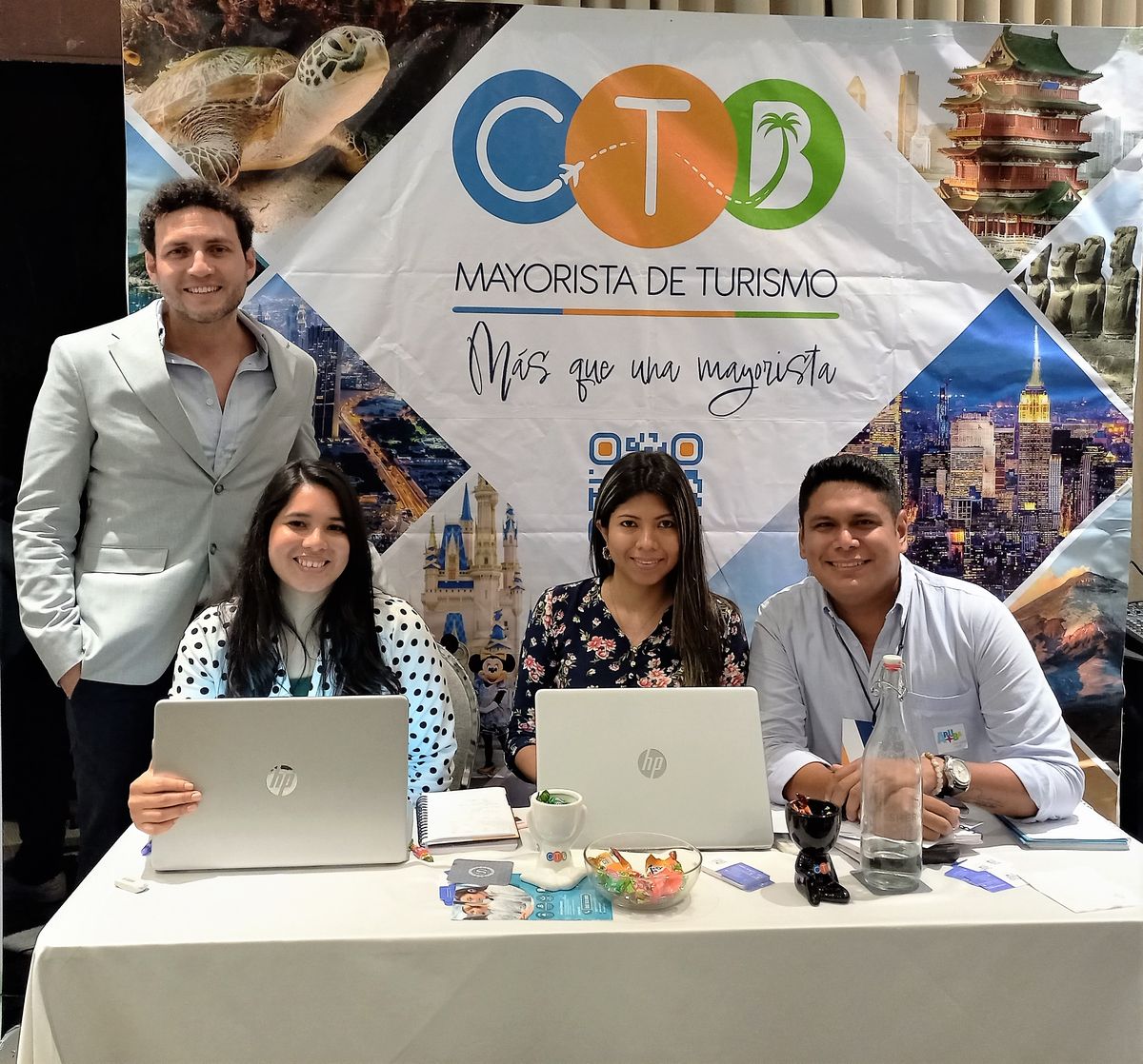 Equipo comercial CTB Mayorista de Turismo oficina Guayaquil, incluida Carolina Reyes.&nbsp;