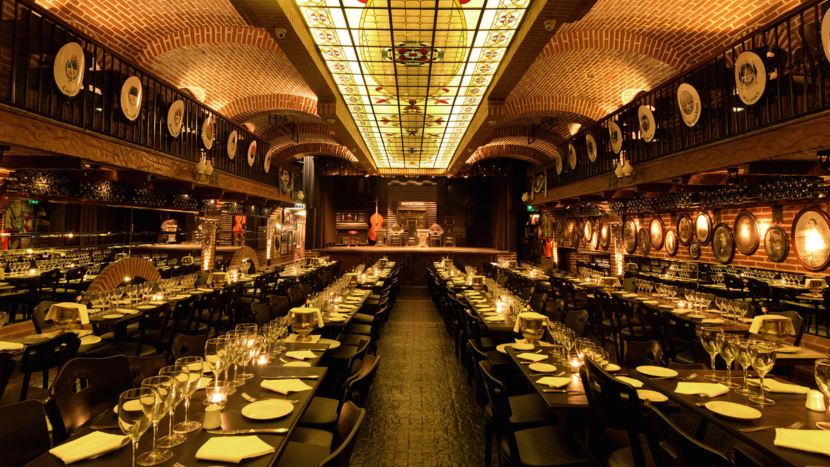 El espacio destaca por su excelencia en espectáculo y gastronomía.