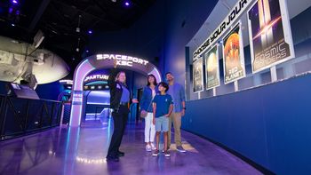 El Kennedy Space Center Visitor Complex es un destino turístico en sí mismo, con atracciones únicas en su tipo.