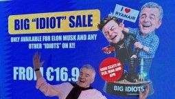 Michael OLeary, CEO del Holding Ryanair, delante de la nueva promo. En el afiche, aparece su propia caricatura golpeando a Elons Musk con un cartel.