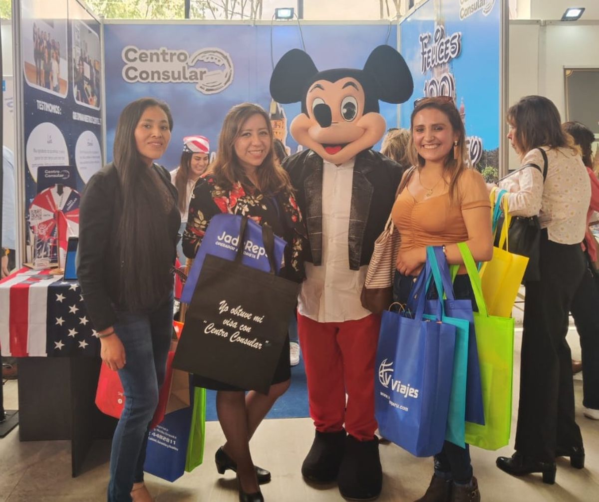 Stand de Centro Consular y agentes de viajes visitantes.