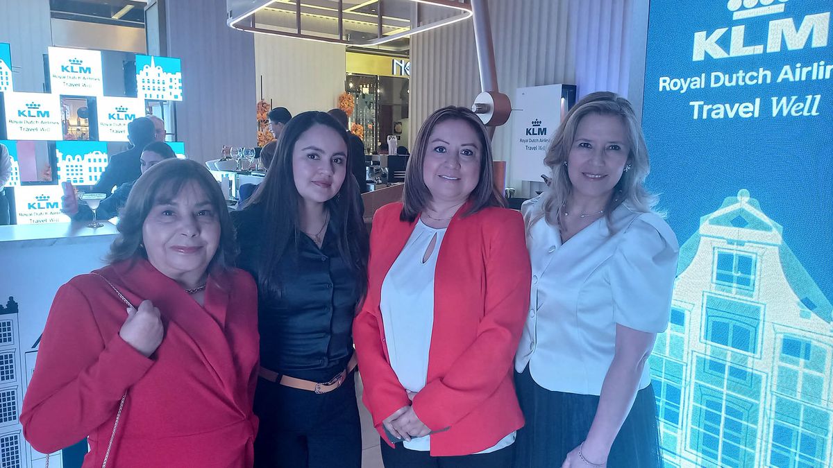 Equipo de KLM durante el evento de intercambio de casitas Delft. Equipo de KLM durante el evento de intercambio de casitas Delft.