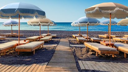 Royal Caribbean desembarcó en el Mediterráneo con Royal Beach Club Santorini, su primer beach club en Europa.