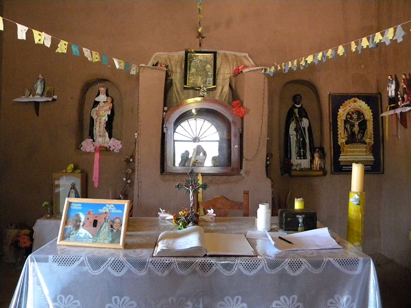 Los interiores de las capillas con sus banderines de colores y sus imágenes cuzqueñas nos invitan a contemplar cada detalle de las construcciones.