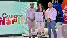 Lorena Guillén, directora de la Fundación Municipal Turismo para Cuenca, con autoridades de Manta.