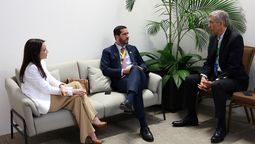 Roberto Luque (centro), ministro de Infraestructura y Transporte, junto con María Luisa Navarro, directora Senior de Relaciones con los Gobiernos de Copa Airlines, y Pedro Heilbron, presidente Ejecutivo & Chairman.&nbsp;