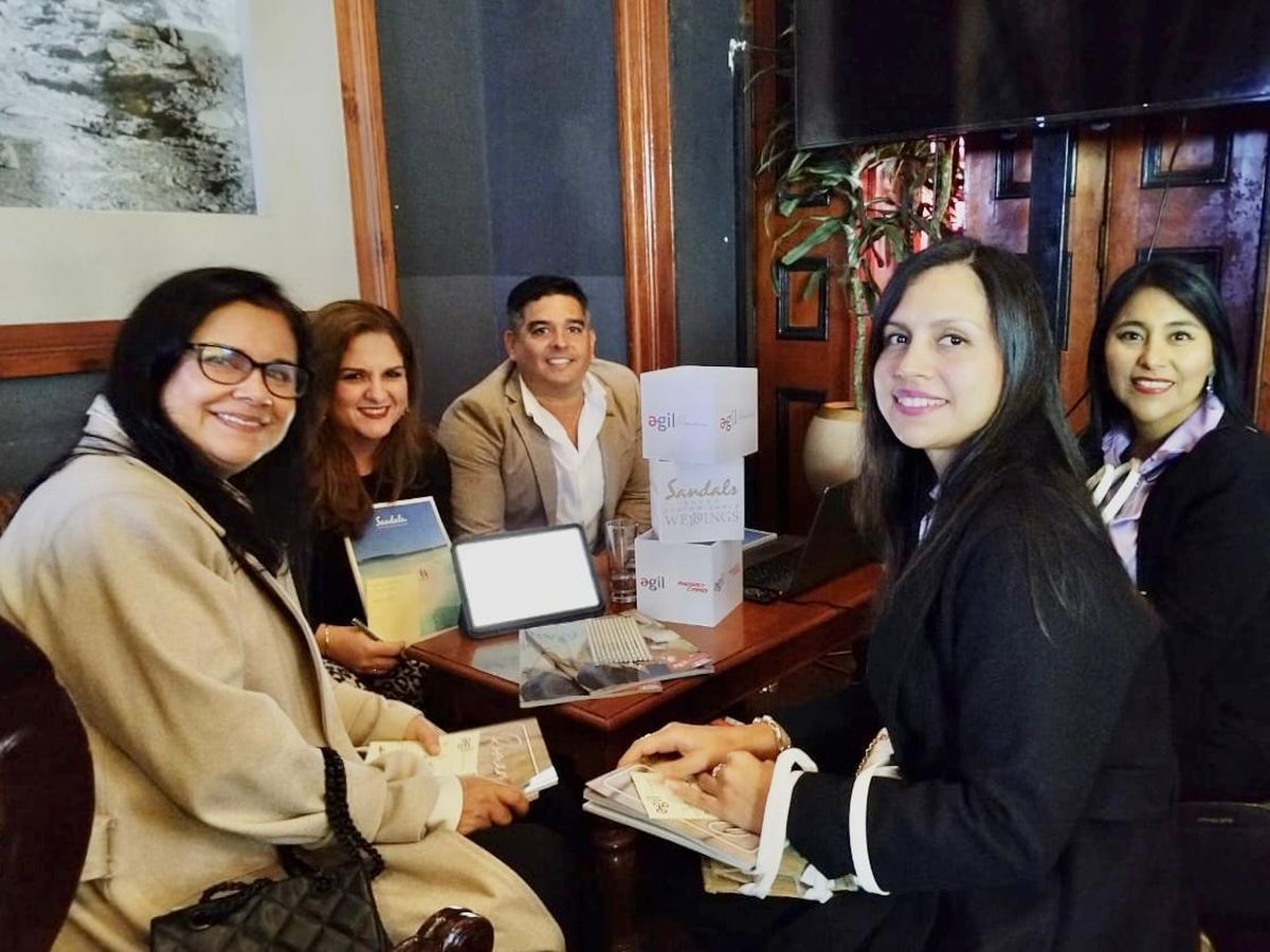 Giancarlos Cuadros de Sandals Beaches & Resorts junto a los agentes de viajes.