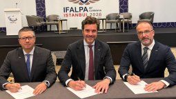 Juan Esteban Zúñiga, director de Asuntos Internacionales de ACDAC; Fernando Miragaya, presidente del SEPLA; y, Diego Barrionuevo, director de Asuntos Internacionales de SNA, durante la firma del acuerdo para crear la Asociación de Sindicatos de Pilotos del Grupo Abra.