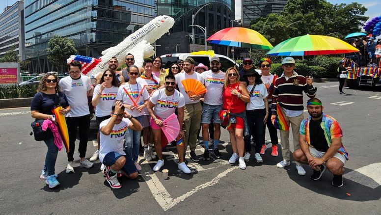 El equipo de American Airlines participió en la marcha LGBTQ en Ciudad de México y Monterrey.