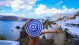 Vacaciones en Europa: Grecia es un destino que combina milenios de historia clásica, paisajes de postales con casas blancas y cúpulas azules.