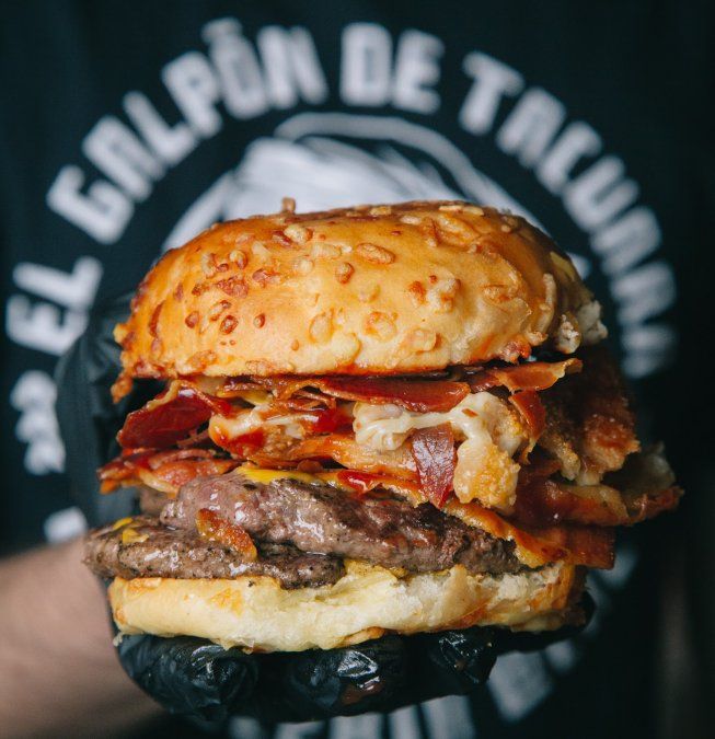 Además de cerveza artesanal, el bar ofrece la hamburguesa artesanal Stacker Doble (dos medallones, cheddar, panceta crocante y aderezo Stacker). 