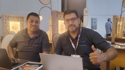 Alberto Navarro, asesor comercial de la zona centro de Ruta Maya Travel, y Armando Bribiesca, gerente comercial nacional de la compañía en Tianguis Turístico.