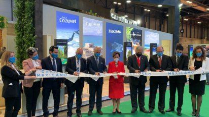 Autoridades del Caribe mexicano en la inauguración del stand en Fitur.