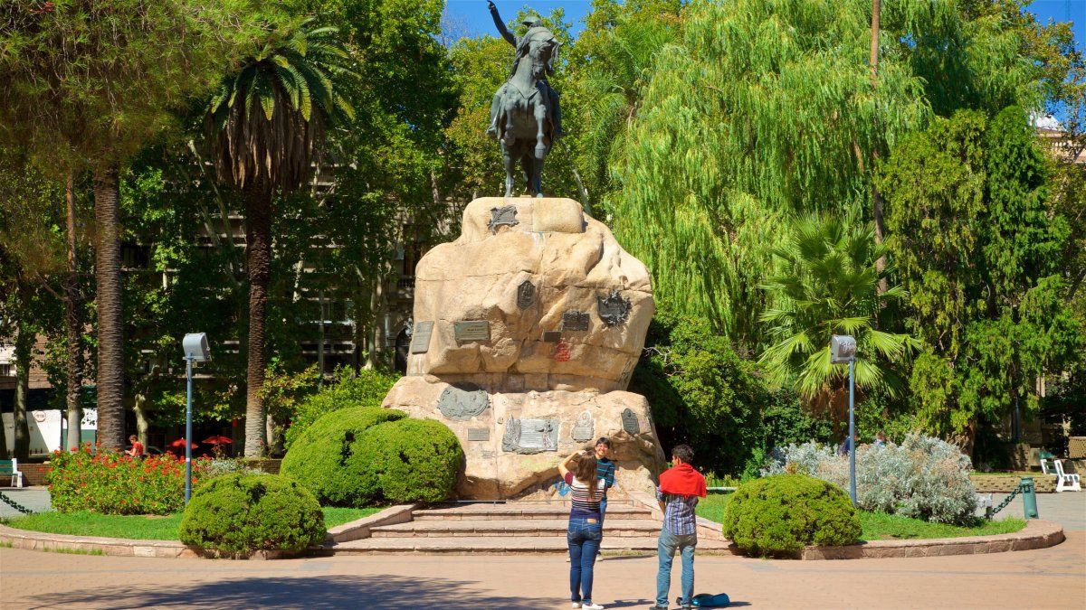 Las plazas de la ciudad de Mendoza son grandes lugares para descubrir y explorar en tus escapadas de Semana Santa 2024