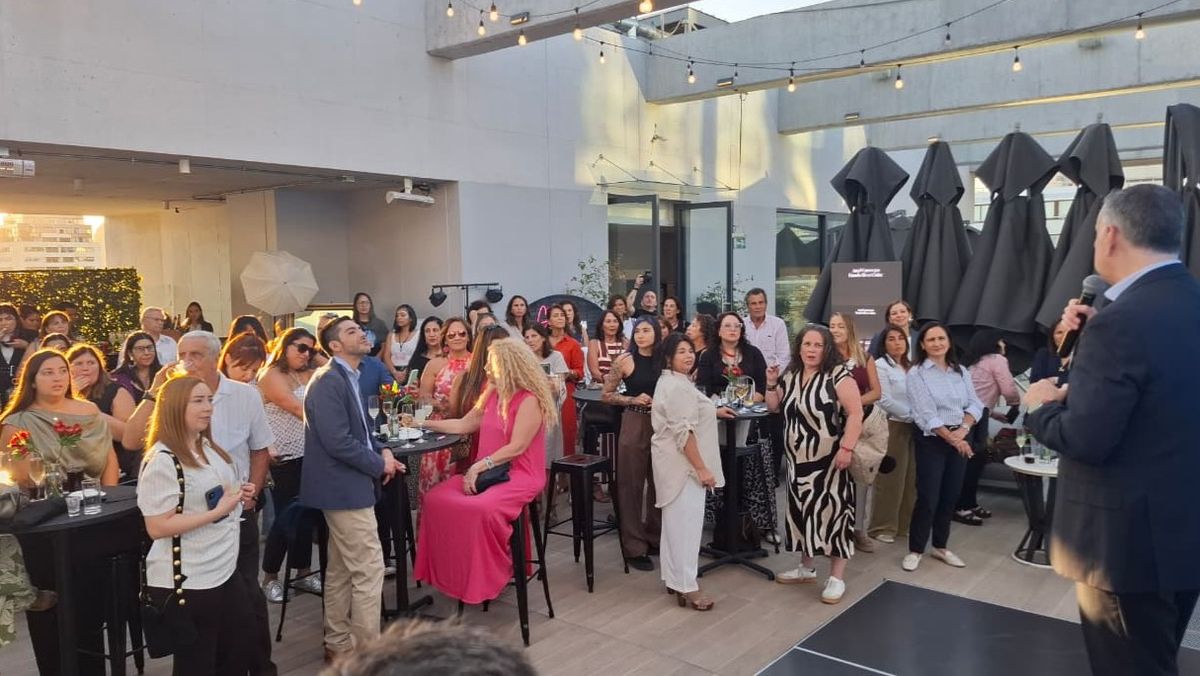 Representantes del trade presentes durante el sunset de Tempo Reps para celebrar el Mes del Agente de Viajes.