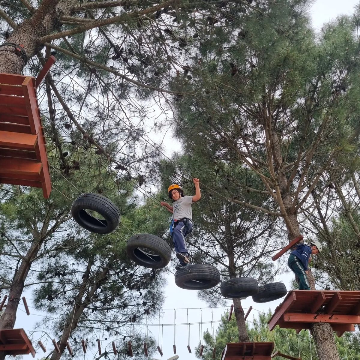 Verano en Pinamar: tirolesa y paintball las nuevas actividades para disfrutar en el bosque de pinares.
