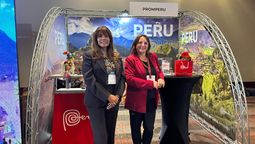 La directora de la Oficina Comercial de Perú en Chile, Maria Teresa Villena, y la Especialista de Turismo e Inversiones Promperú Chile, Andrea Muñoz Ahnfelt. 