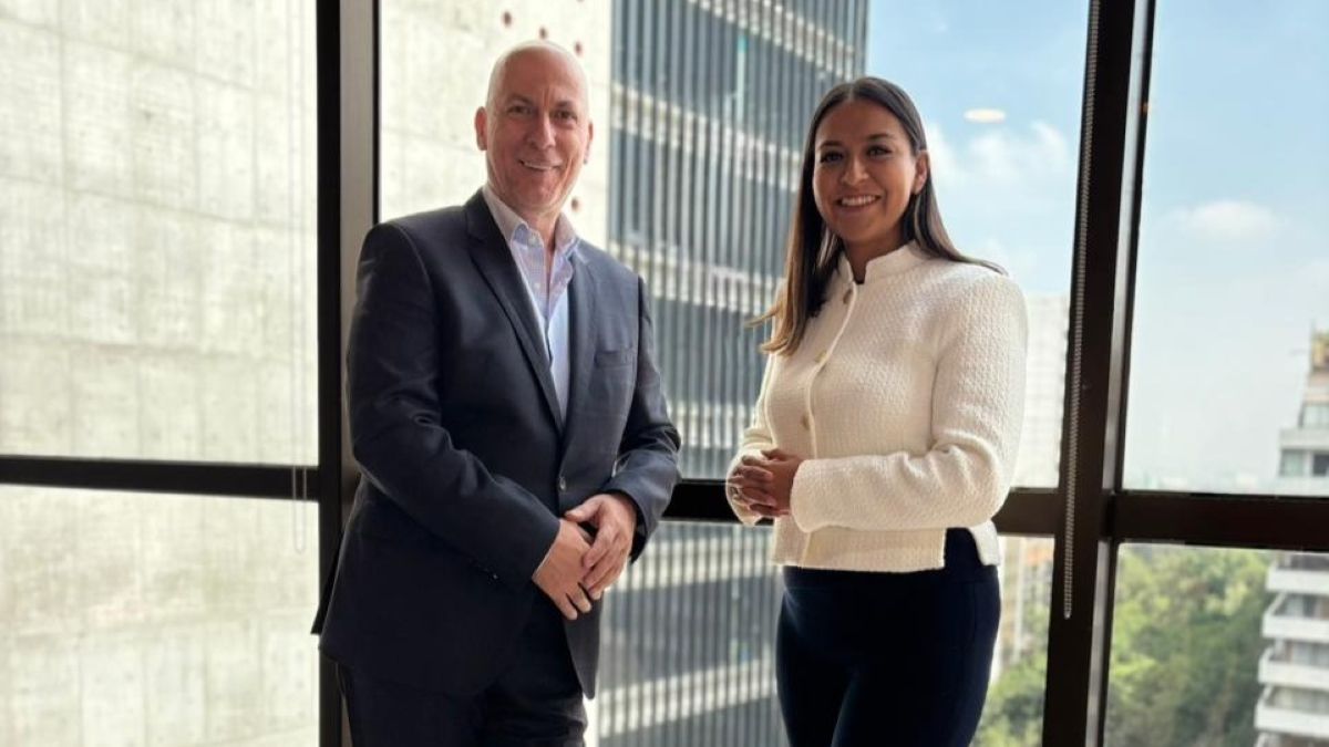 Carlos Bricka, Country Manager México de Assist Card; y Noemí Mayén, directora general de Tourmundial México.&nbsp;