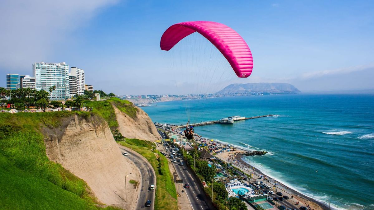 Parapante en el acantilado de Miraflores, Lima. 