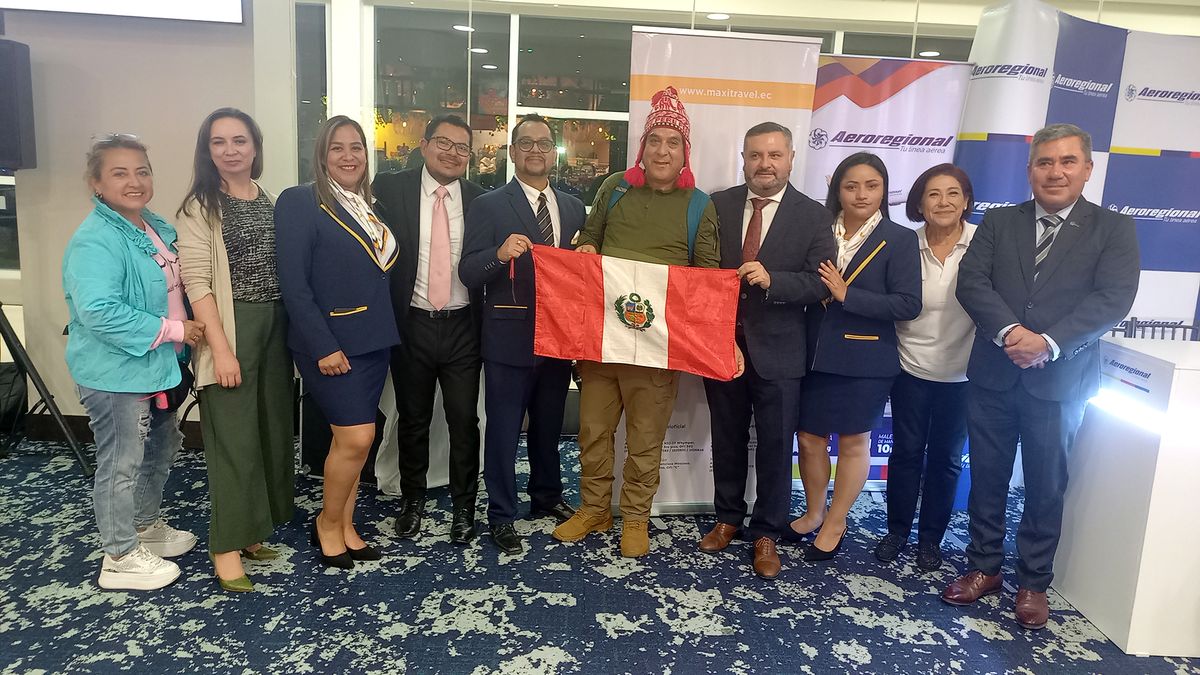 Equipo de PromPerú y Maxitravel durante la inauguración del vuelo de Aeroregional Quito-Lima.