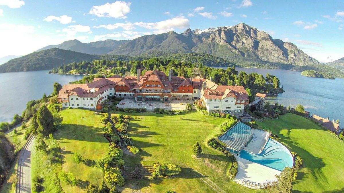 El Llao Llao de Bariloche apareció junto a la bandera chilena, lo que incomodó a los internautas argentinos. - Ladevi Medios y Soluciones El Llao Llao de Bariloche apareció junto a la bandera chilena, lo que incomodó a los internautas argentinos.