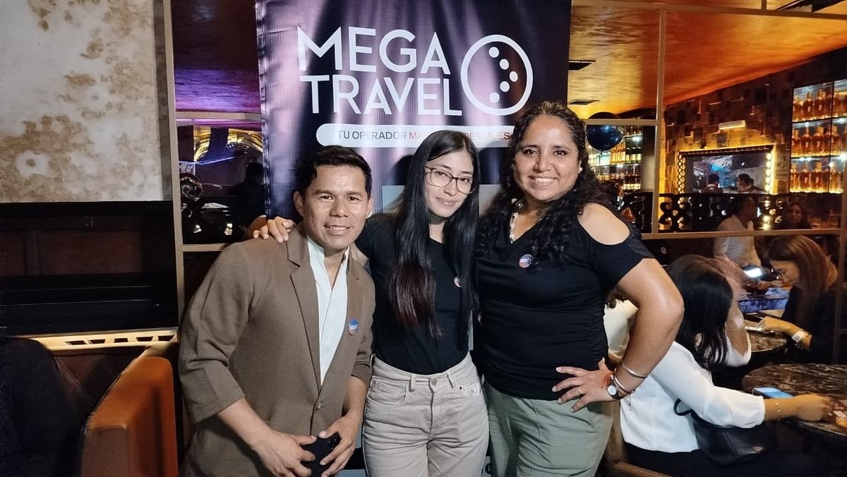 Parte del equipo de Mega Travel en la celebración de su evento.