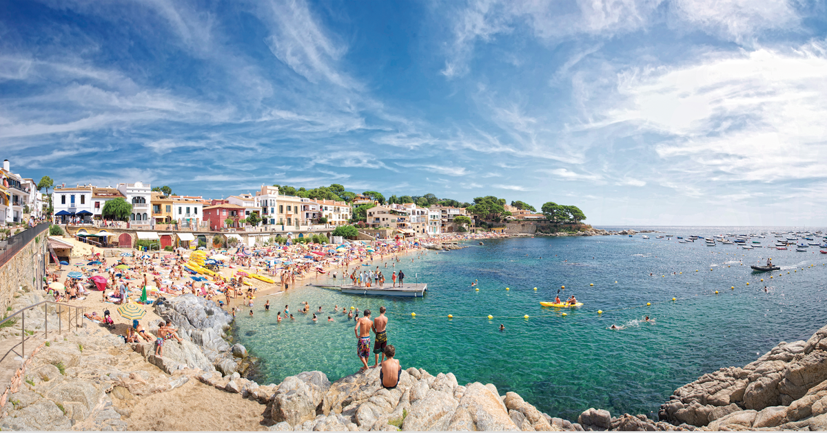 Cataluña cuenta con casi 700 km. de costa que se pueden dividir en tres grandes áreas:&nbsp;Costa Brava - Costa Barcelona - Costa Daurada.