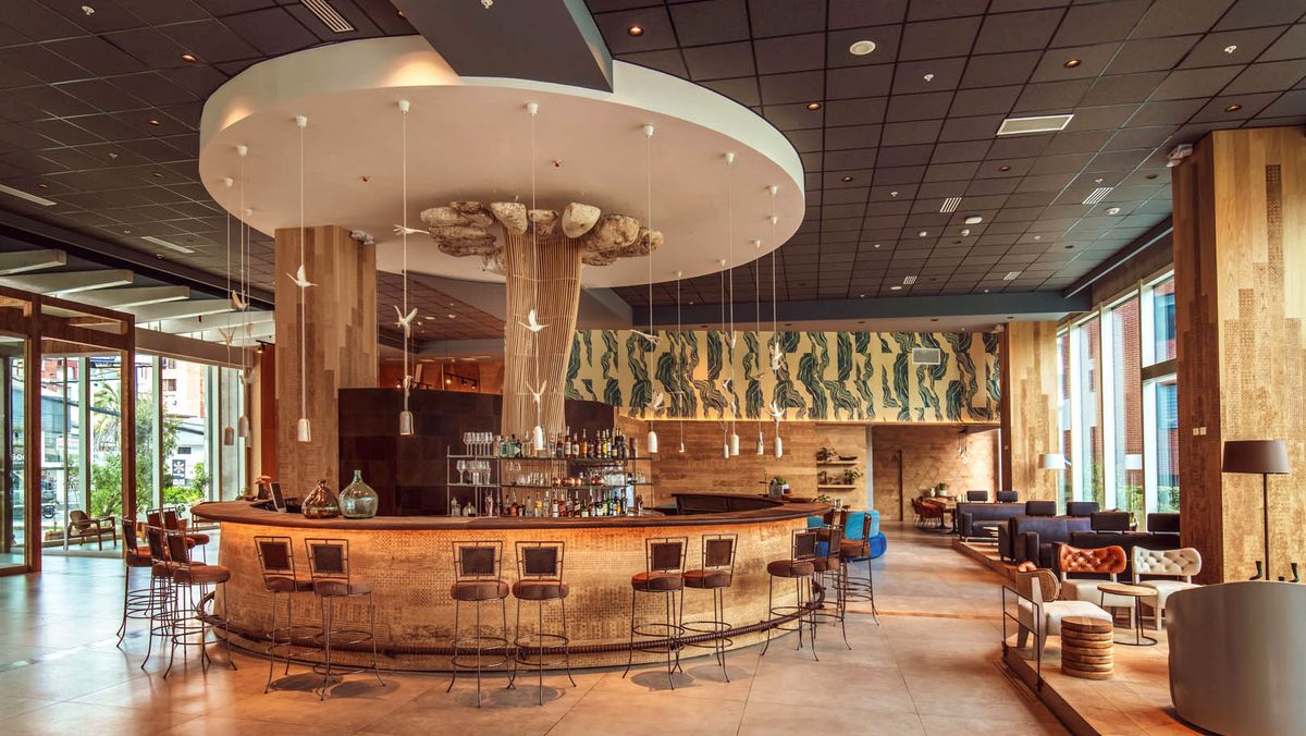Lobby de Go Quito Hotel, con el bar que representa un volc&aacute;n en erupci&oacute;n.&nbsp;
