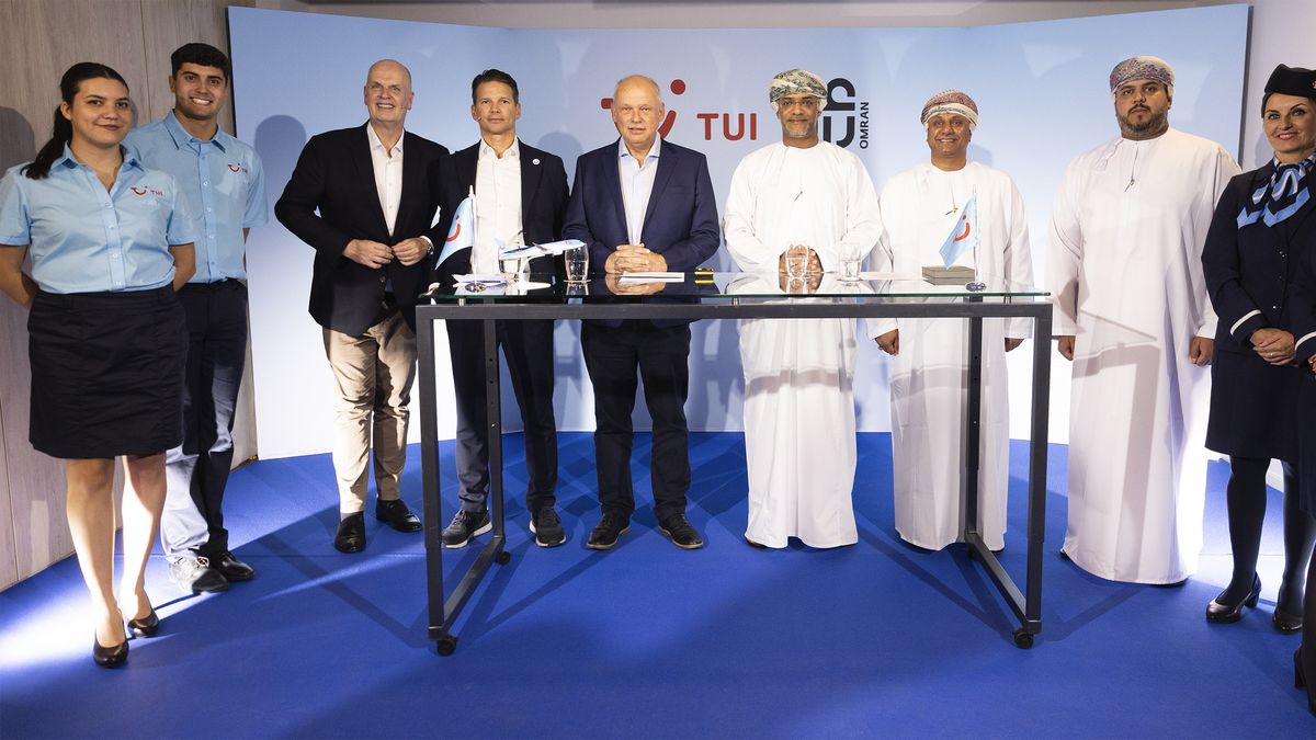 Representantes de TUI Group y OMRAN firman una alianza.
