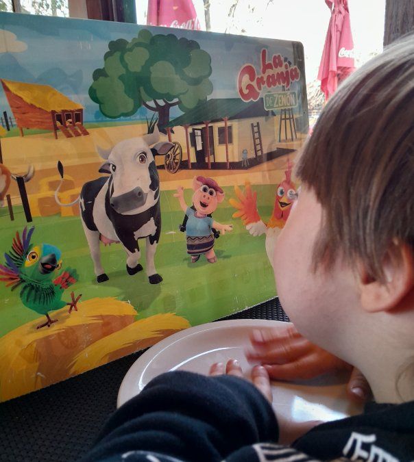 Restaurante para niños a media hora de Buenos Aires: en Joe’s Grill la espera del plato se ameniza con juegos de mesa.