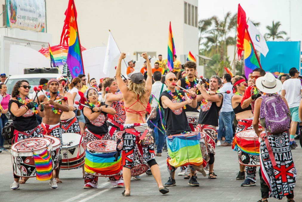 Puerto Vallarta se ubica entre las diez ciudades más amigables con la comunidad LGBTQ+ del mundo, según Misterb&b, siendo junto con San Diego los únicos destinos de playa donde sus miembros se sienten más libres y seguros. &nbsp;