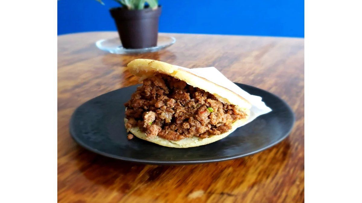 Arepa de queso con carne molida.