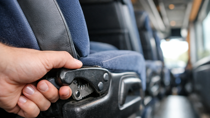 Un pasajero perdió parte de un dedo al manipular el mecanismo de reclinación de un asiento en un ómnibus. La Justicia responsabilizó a la empresa de transporte.