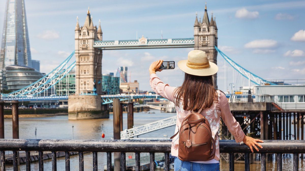Vacaciones en Europa con mujeres: la experiencia se vuelve enriquecedora al intercambiar perspectivas similares mientras se exploran nuevas culturas y paisajes.